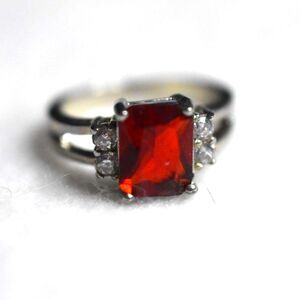 New Elegant Deep Red Center Cut Glass Stone Clear Rhinestone Accent Size 7 Ring